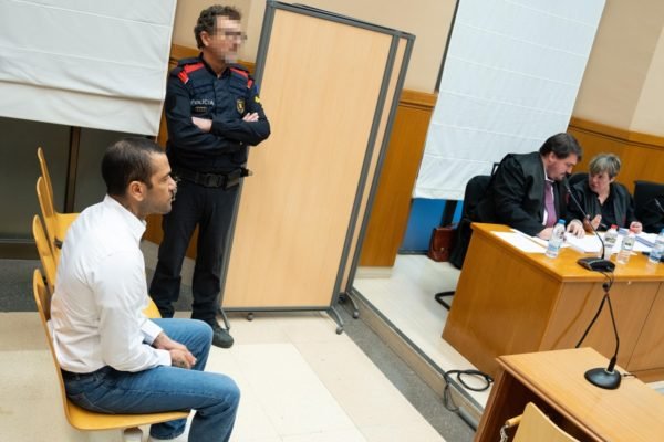 Jogador brasileiro Daniel Alves foi condenado a 4 anos e meio de prisão por agressão sexual