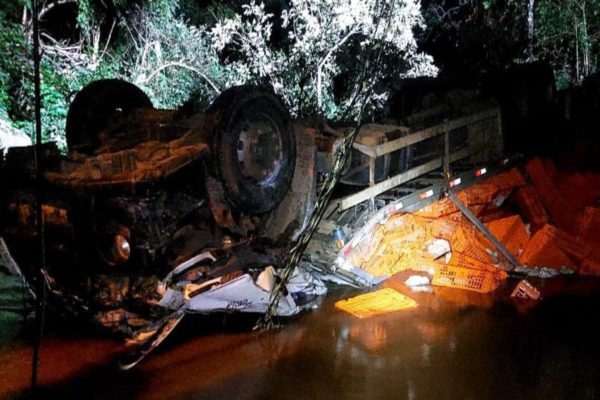 SC: família morre após caminhão capotar e cair de ponte