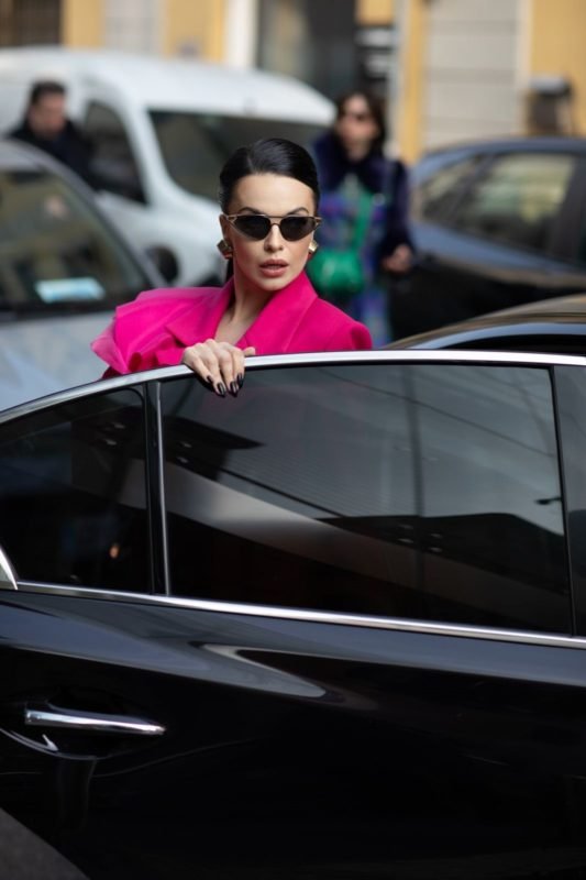 Veridiana Freitas posa de look todo rosa durante a semana de moda de Milão - Metrópoles