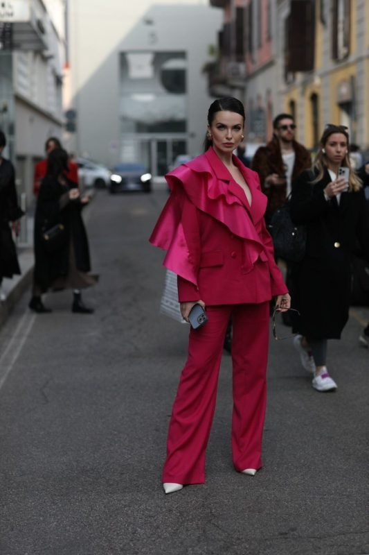 Veridiana Freitas posa de look todo rosa durante a semana de moda de Milão - Metrópoles