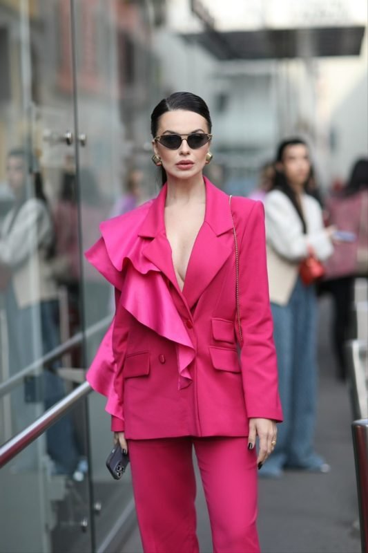 Veridiana Freitas posa de look todo rosa durante a semana de moda de Milão - Metrópoles
