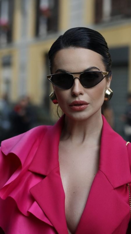 Veridiana Freitas posa de look todo rosa durante a semana de moda de Milão - Metrópoles