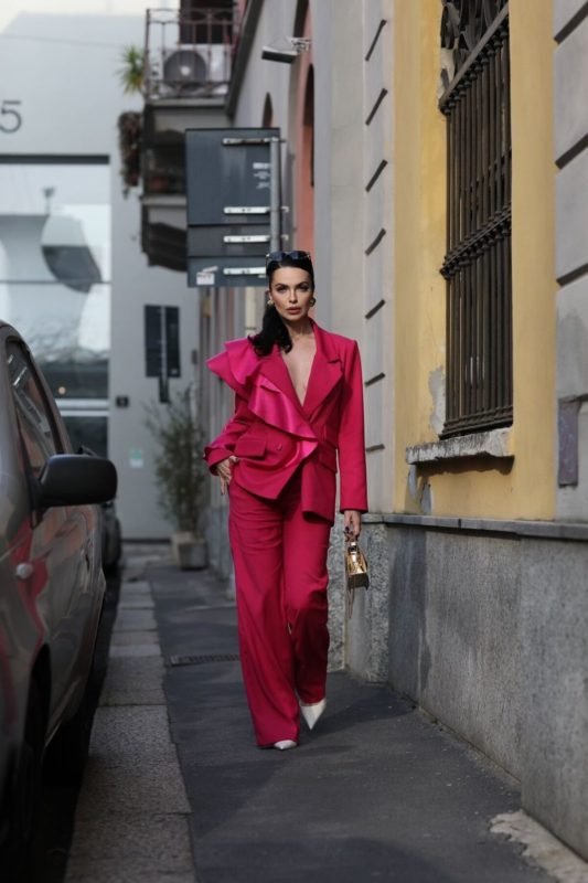 Veridiana Freitas posa de look todo rosa durante a semana de moda de Milão - Metrópoles