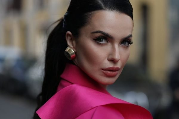 Veridiana Freitas posa de look todo rosa durante a semana de moda de Milão - Metrópoles
