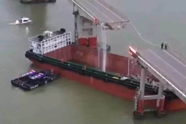 imagem colorida colisao navio ponte china
