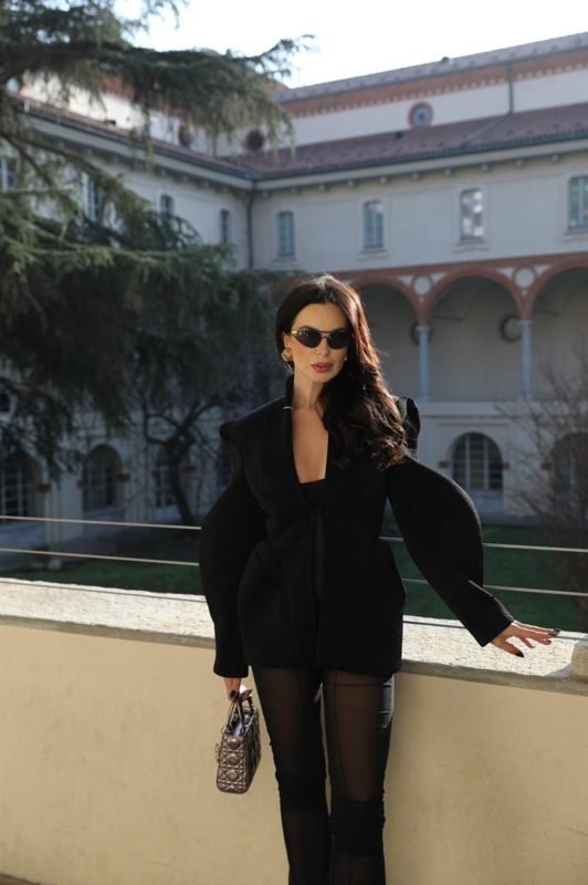 Veridiana Freitas posa de look todo preto durante a semana de moda de Milão - Metrópoles