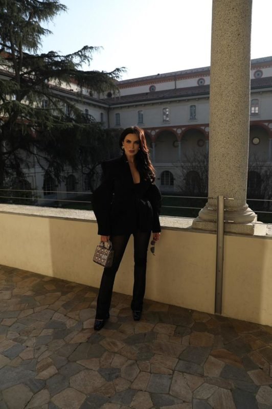 Veridiana Freitas posa de look todo preto durante a semana de moda de Milão - Metrópoles