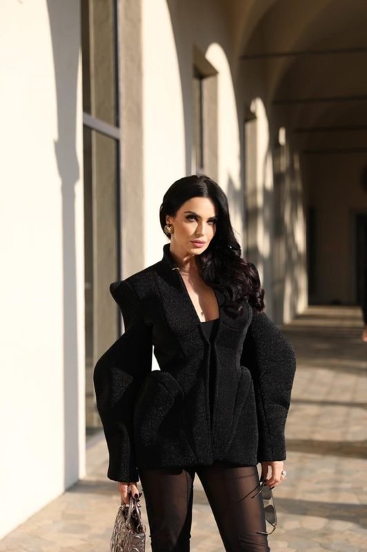 Veridiana Freitas posa de look todo preto durante a semana de moda de Milão - Metrópoles