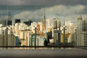 Imagem colorida de prédios em São Paulo - Metrópoles