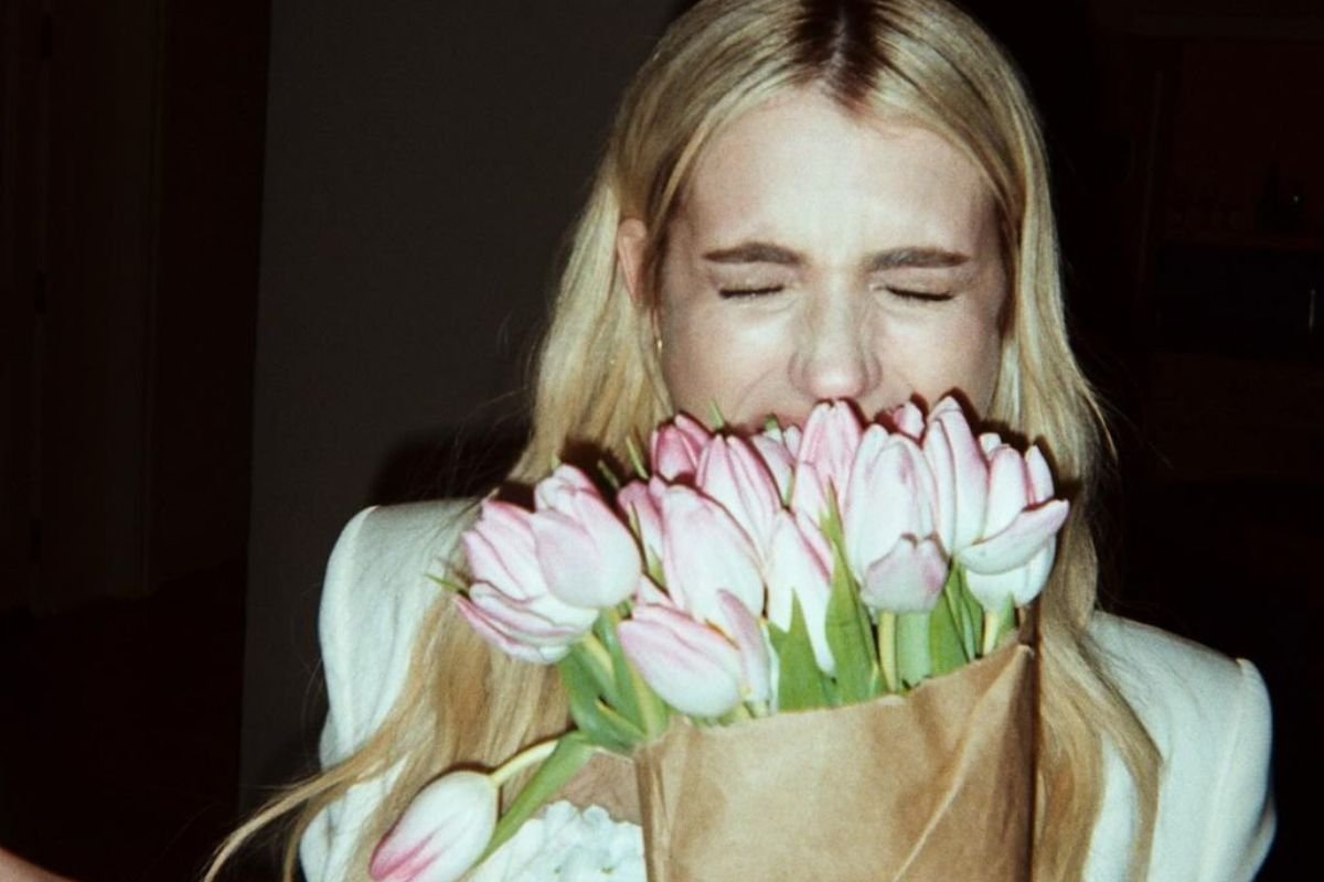 Foto colorida de Emma Roberts segundo flores - Metrópoles