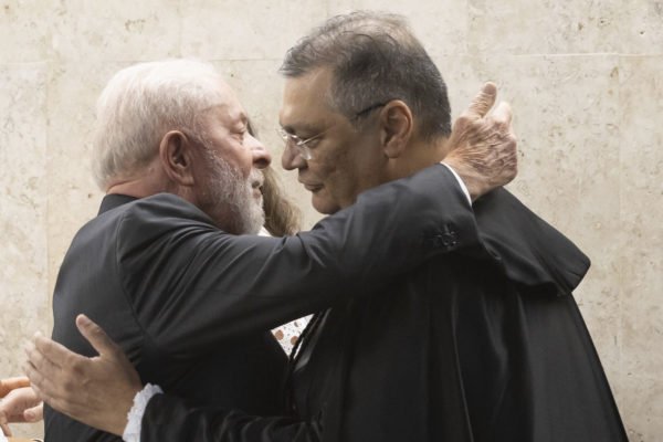 Lula na posse de Flávio Dino, abraçando o novo ministro do STF -- Metrópoles