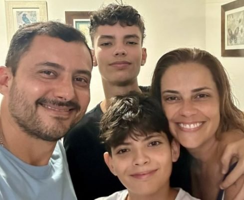 foto colorida do prefeito da cidade de São José do Barreiro, Alexandre de Siqueira Braga, conhecido como Lê Braga, em foto com a família após ser solto da prisão - Metrópoles