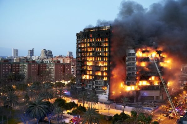 Visão geral do edifício em chamas na cidade de Valência, Espanha