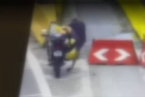 Imagem de homem caindo de moto em rodovia - Metrópoles