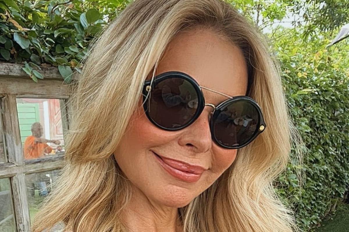 Key Vieira, esposa de Chrystian, usando óculos e sorrindo - Metrópoles