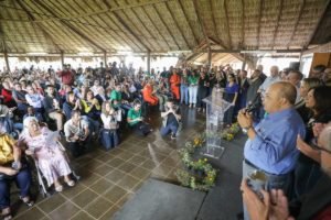 Ibaneis Rocha entrega CDUs a produtores rurais do DF