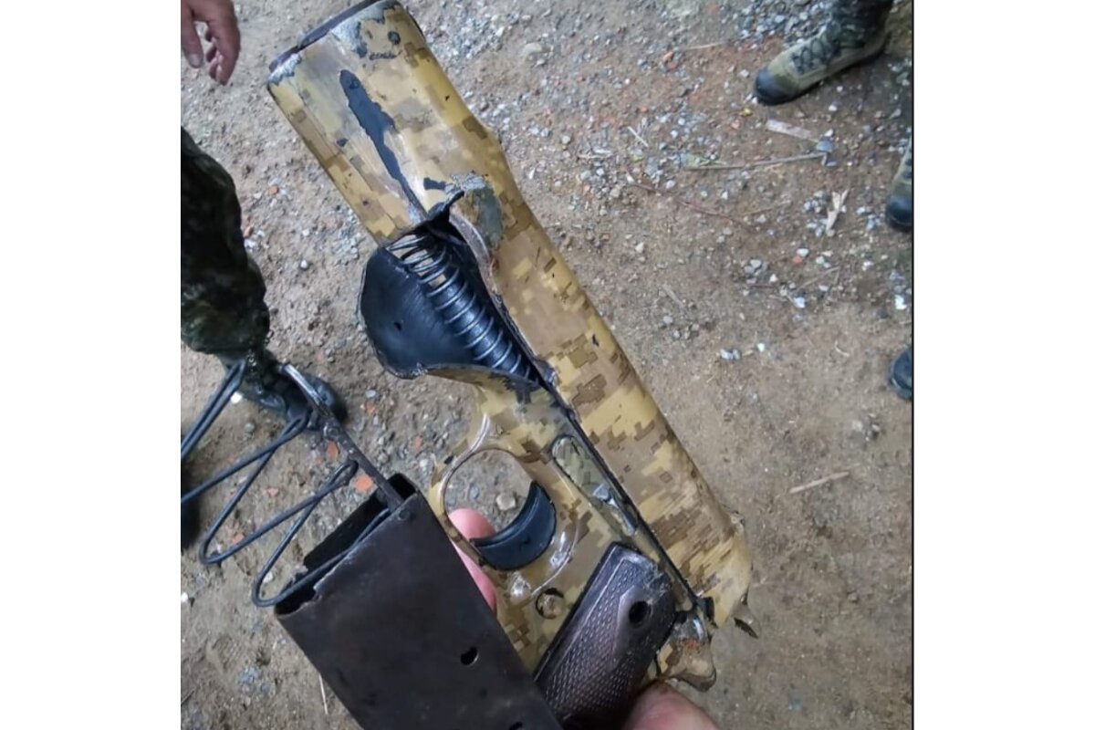 Pistola calibre 45, com camuflagem no metal, avariada - Metrópoles