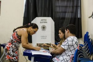 Uma mulher brasileira vota durante o segundo turno das eleições presidenciais em 26 de outubro de 2014 no Rio de Janeiro, Brasil