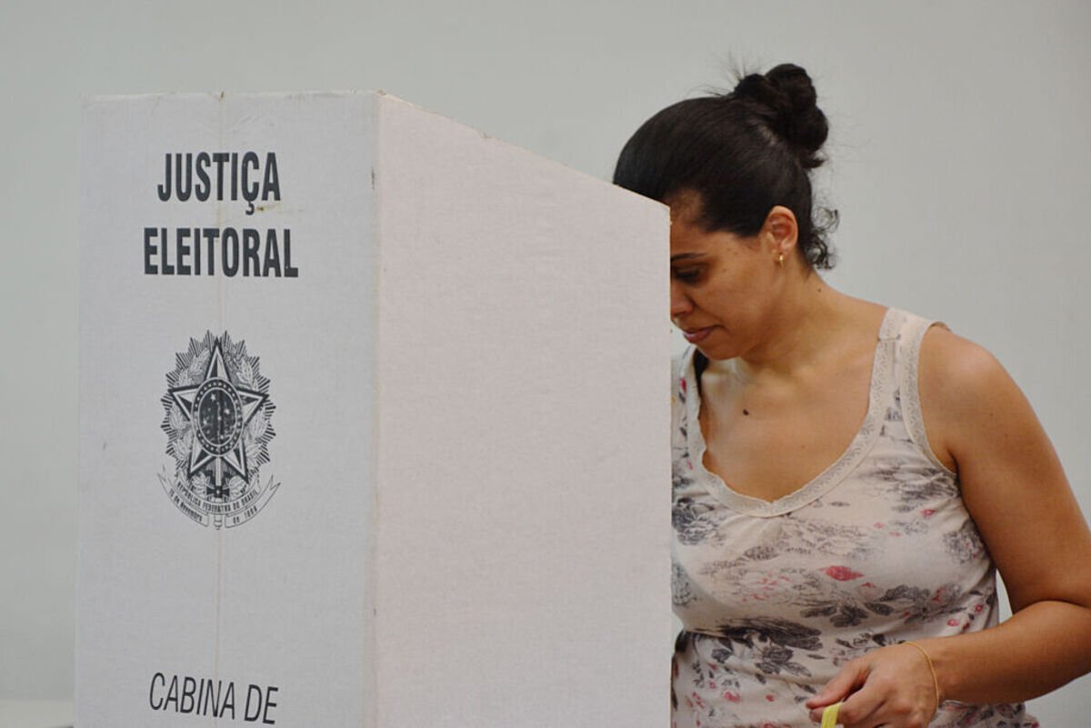 Uma mulher brasileira vota durante o segundo turno das eleições presidenciais em um colégio eleitoral da Universidade de São Paulo (USP), em São Paulo, Brasil, em 26 de outubro de 2014