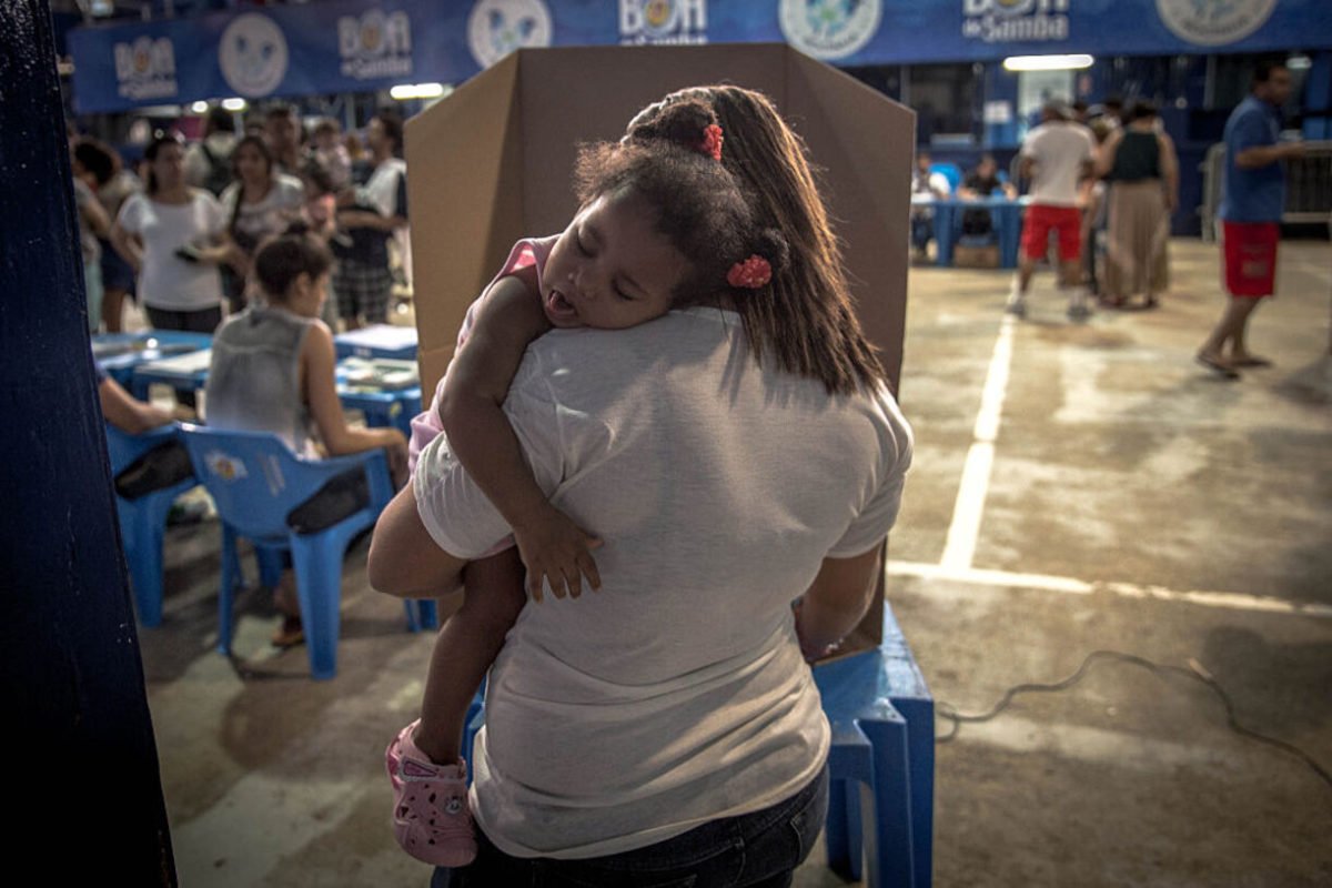 Uma mulher vota nas eleições presidenciais do Brasil em uma seção eleitoral na favela da Rocinha, no Rio de Janeiro, Brasil, em 5 de outubro de 2014.