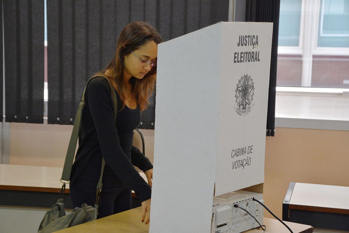 Uma mulher brasileira vota durante o segundo turno das eleições presidenciais em um colégio eleitoral da Universidade de São Paulo (USP), em São Paulo, Brasil, em 26 de outubro de 2014