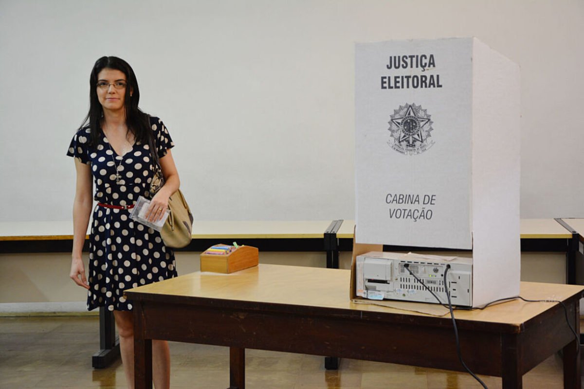 Uma mulher brasileira vota durante o segundo turno das eleições presidenciais em um colégio eleitoral da Universidade de São Paulo (USP), em São Paulo, Brasil, em 26 de outubro de 2014