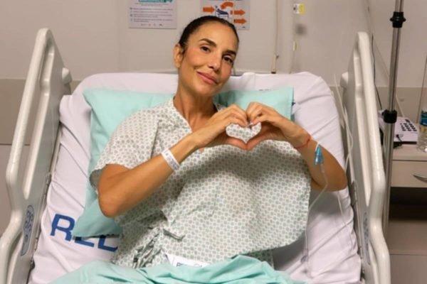 fto colorida de Ivete Sangalo sentada em cama de hospital - metrópoles