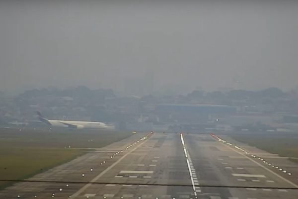 imagem mostra avião pousando em aeroporto de guarulhos após piloto declarar "mayday", situação de emergência - metrópoles