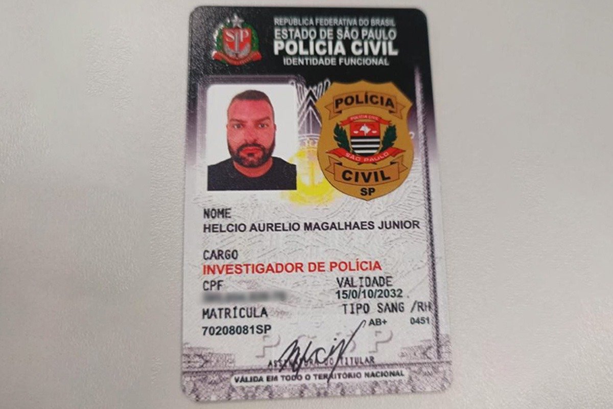 Imagem colorida mostra documentação falsa de homem que fingia ser policial civil em Santos - Metrópoles