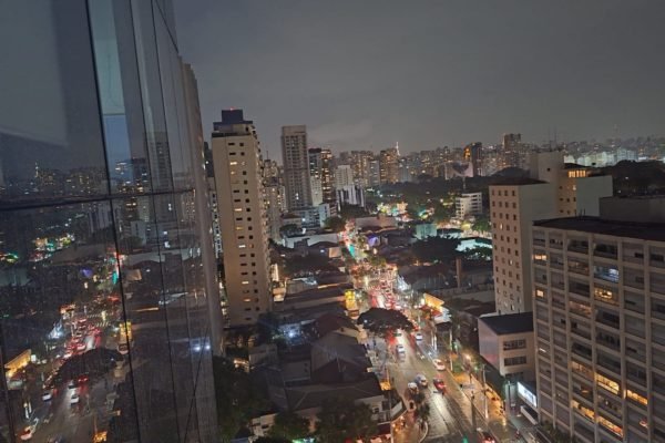 Imagem mostra vista noturna de cidade - Metrópoles