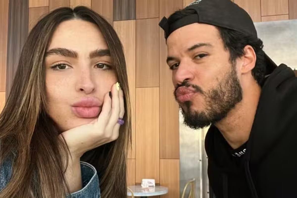 Foto colorida de Kamille Millane e Gabriel Ben fazendo biquinho com a boca - Metrópoles