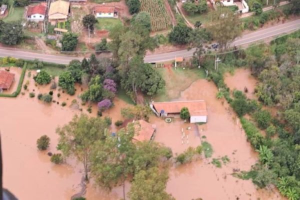 Imagem colorida mostra rio Paraitinga transbordando após fortes chuvas - Metrópoles