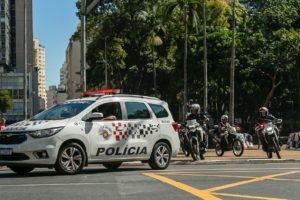Imagem colorida mostra esquema de segurança da Polícia Militar (PM) de São Paulo, com um carro e três motos andando pelas ruas da cidade - Metrópoles