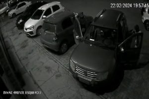 Dupla armada e encapuzada rouba carro de motorista em Águas Claras