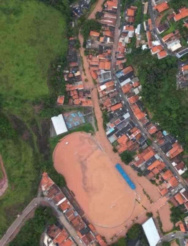 imagem colorida mostra vista aérea da cidade de paraibuna com ruas alagadas após temporal - metrópoles