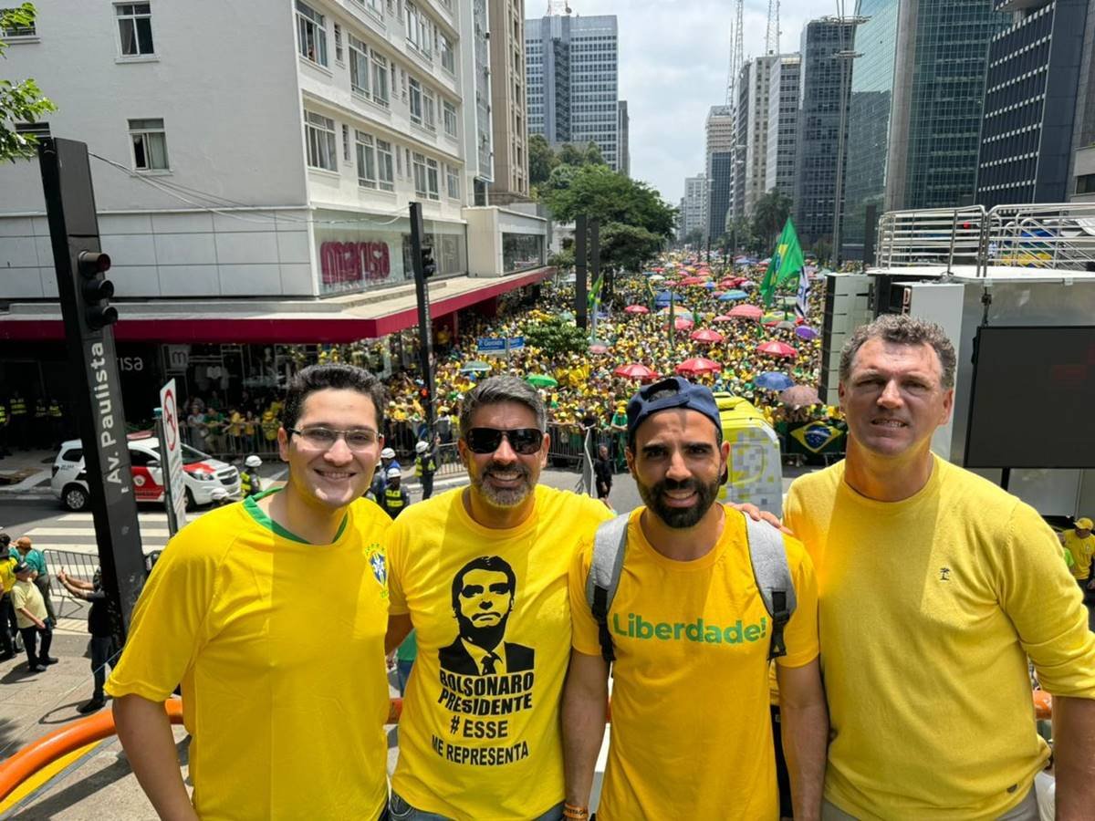 Deputados distritais em ato pró-Bolsonaro