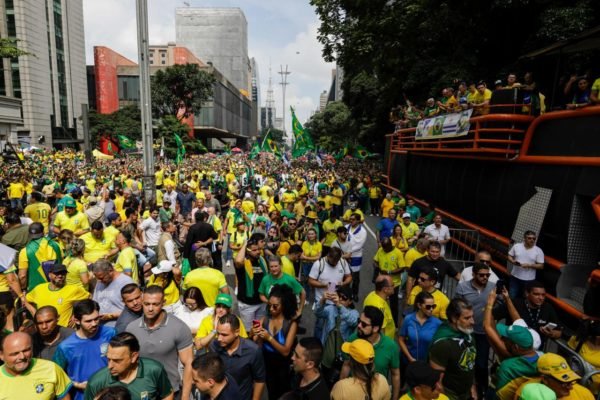 Apoiadores atendem Bolsonaro e vão à Paulista sem faixas contra o STF