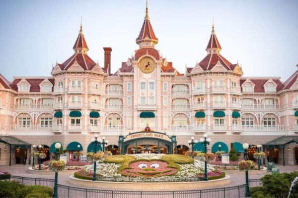 fachada do Disneyland Hotel em Paris