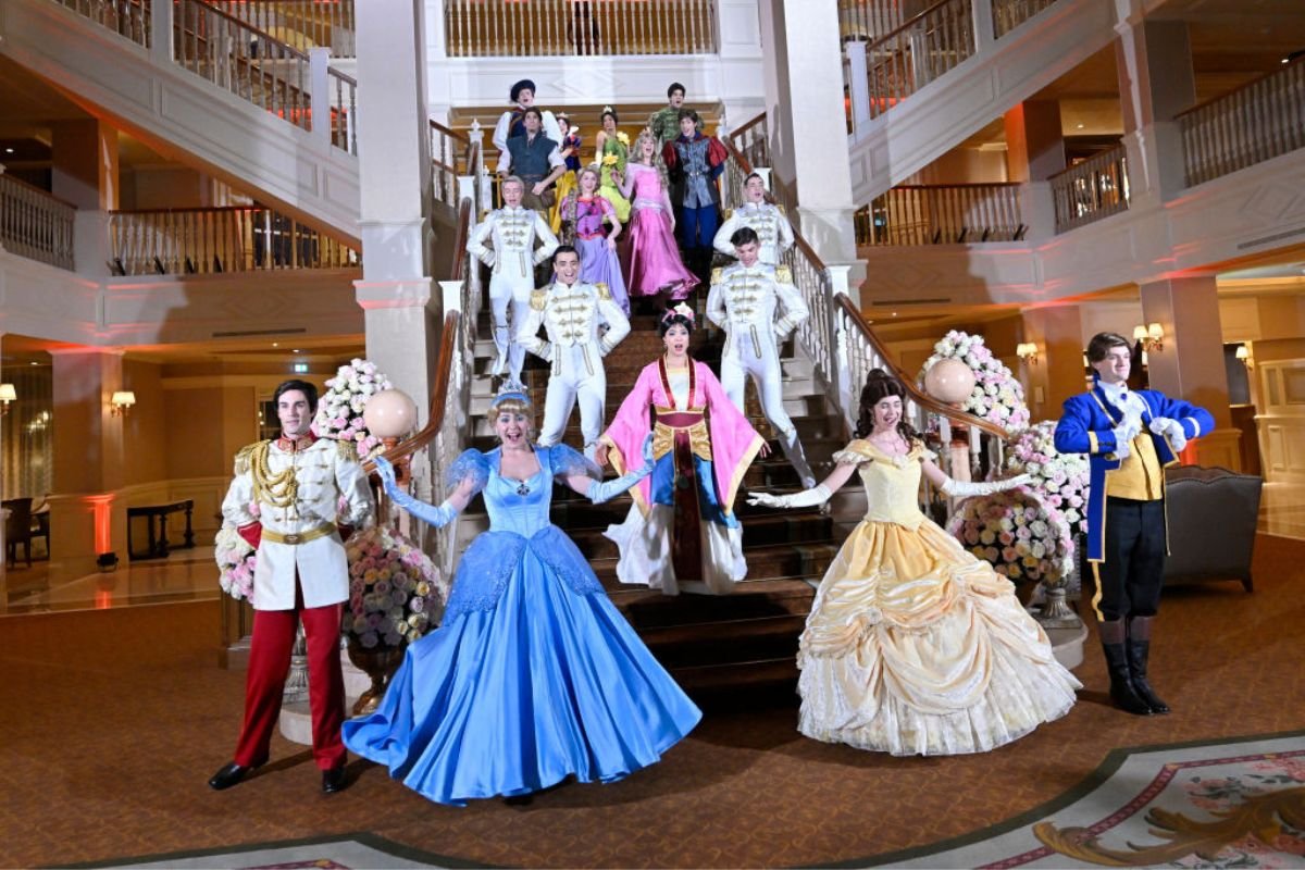 personagens da Disney em cerim&ocirc;nia de reabertura do Disneyland Hotel em Paris