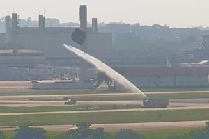 Imagem colorida mosta momento em que balão é interceptado em aeroporto - Metrópoles