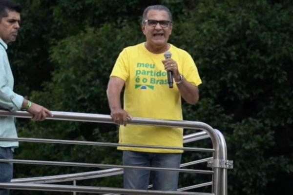 Imagem mostra o pastor Silas Malafaia em discurso na Avenida Paulista - Metrópoles