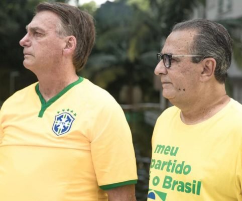 Imagem colorida de Jair Bolsonaro e Silas Malafaia vestindo camisetas amarelas em ato na Avenida Paulista - Metrópoles