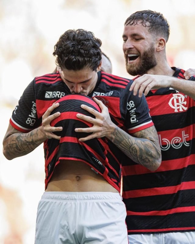 Jogador do Flamengo, Pedro Guilherme comemora um gol do Flamengo ao lado de Leo Pereira - Metrópoles