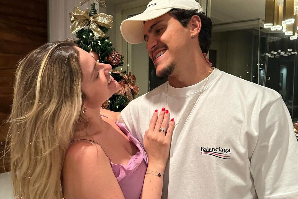 Jogador do Flamengo, Pedro Guilherme e a esposa posam juntos e sorridentes - Metrópoles
