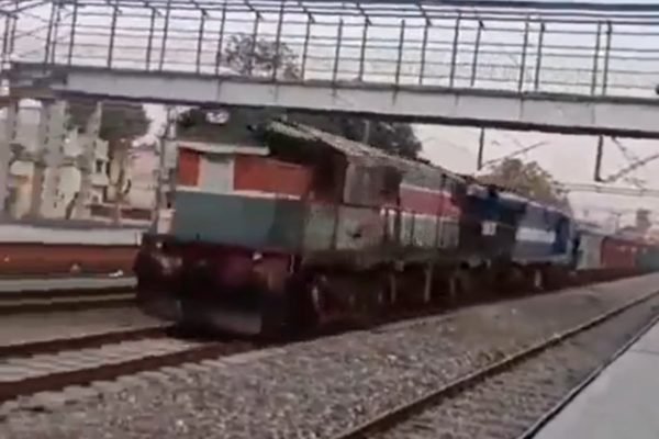 Imagem colorida de trem de carga desgovernado, na Índia - Metrópoles