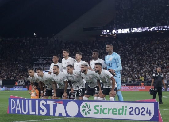 Jogadores do Corinthians posam para foto atrás de cartaz escrito Paulistão Sicred 2024