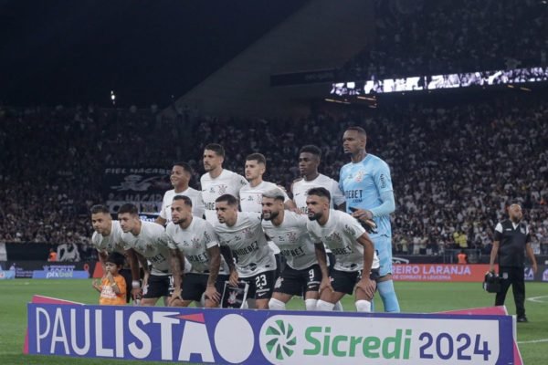 Jogadores do Corinthians posam para foto atrás de cartaz escrito Paulistão Sicred 2024