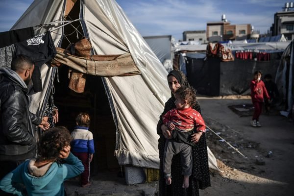 Crianças palestinas que fogem dos ataques israelenses sobrevivem em condições adversas em Rafah: militares israelenses fazem plano de evacuação de civis