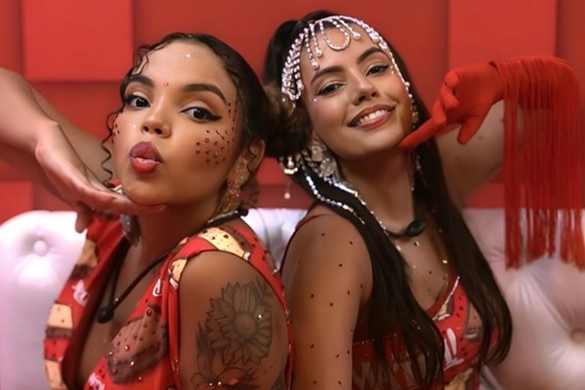Fernanda e Pitel posam juntas durante festa no BBB24 - Metrópoles