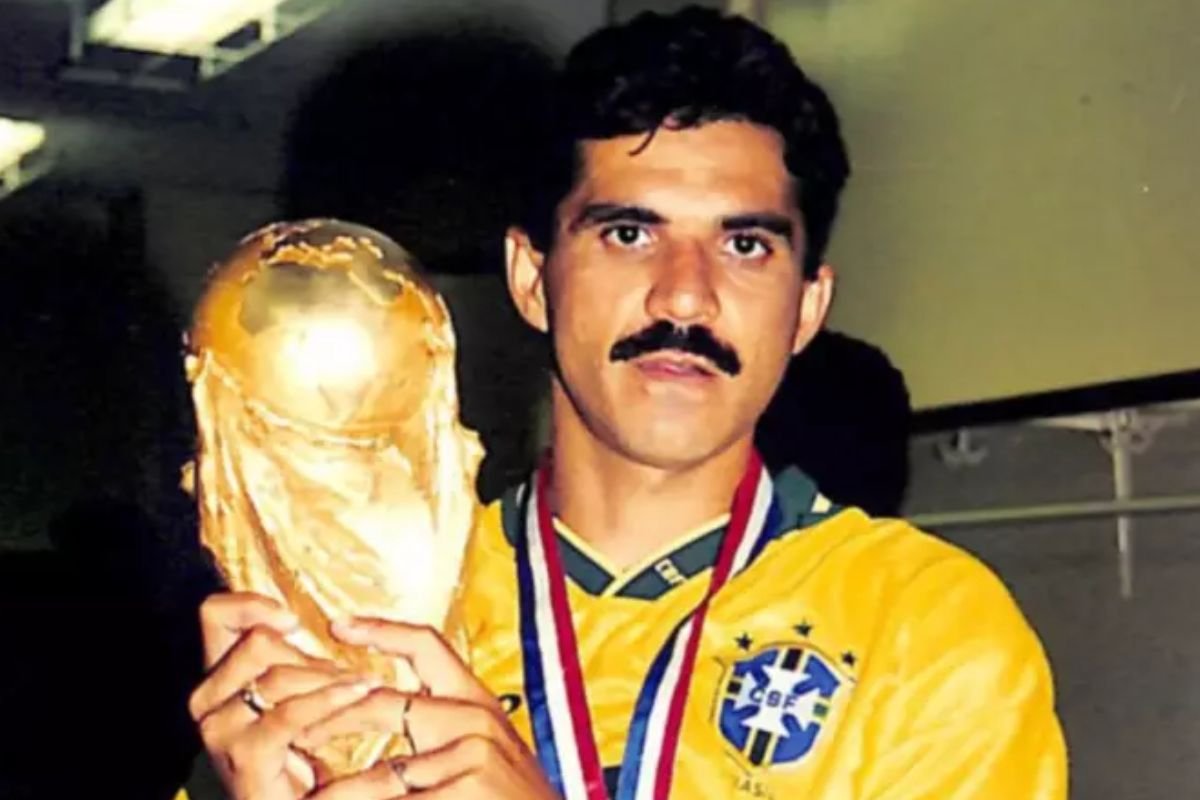 Montagem colorida do ex-jogador Ricardo Rocha - Metrópoles